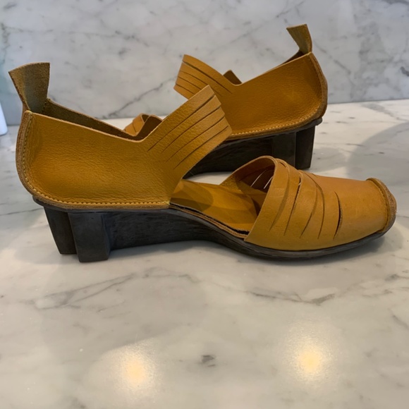 Shoes - Picture 2 of 4